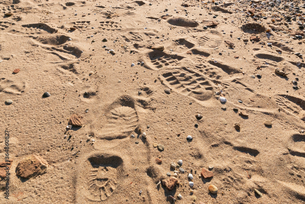 Fusspuren im Sand und Schuhabdrücke Fusspuren im Sand und Schuhabdrücke