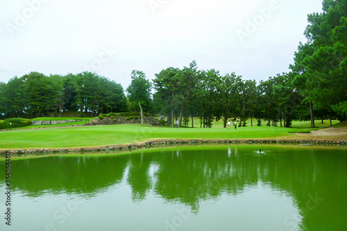 池の配置が訪れたゴルファーにプレッシャーを与えるゴルフコース