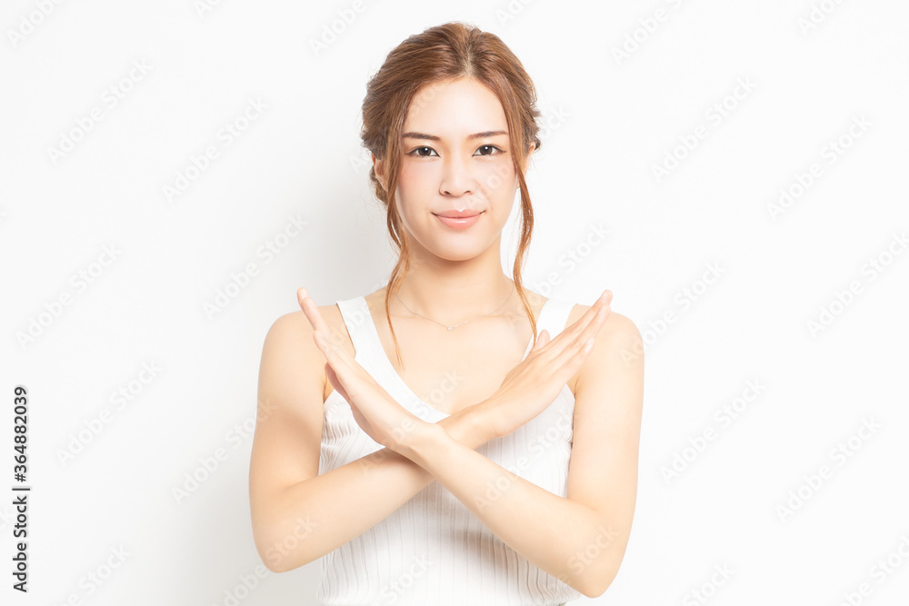 NGのジェスチャーをする若い女性