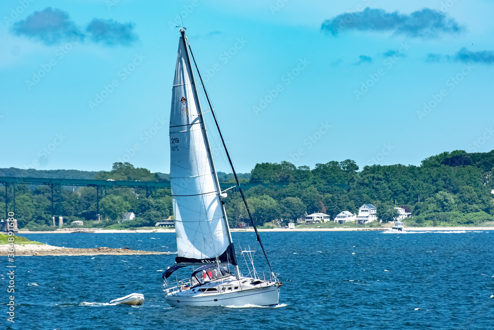 Naklejka premium Sailboat on the ocean