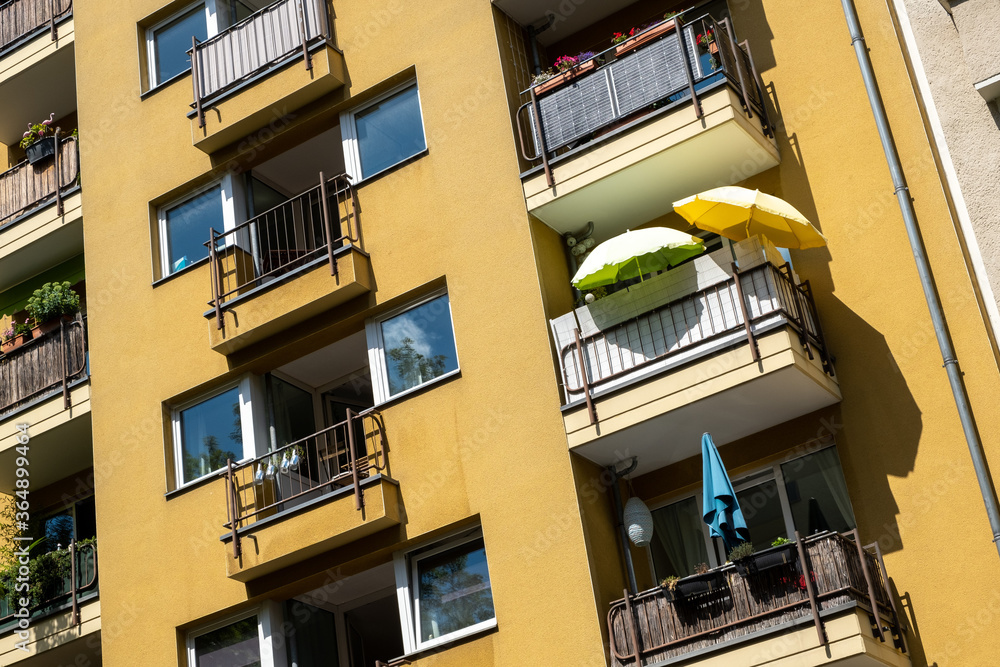 Sonnenschirme auf einem Balkon eines Wohnhauses in der Rodenbergstrasse in Berlin-Prenzlauer Berg.