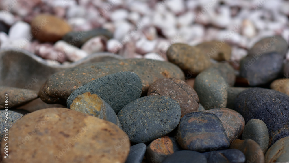 The stone has many colors.
Lay on the ground The stone has many colors.
Lay on the ground