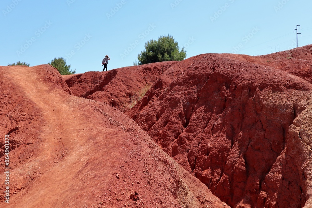 Otranto - Escursionista in cima al sentiero della cava di bauxite