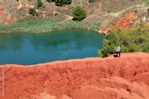 Otranto - Turista sul bordo del lago di bauxite