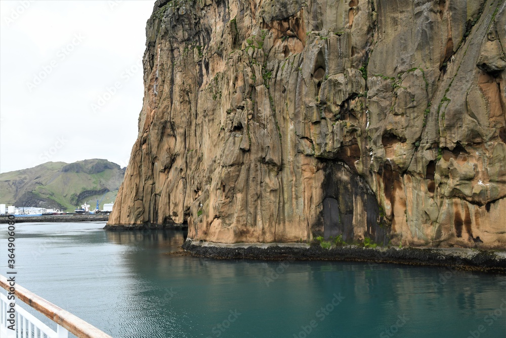 Hafeneinfahrt von Heymai, dem sehr geschützt liegenden und einzigen Hafen auf den Westmänner Inseln - Island