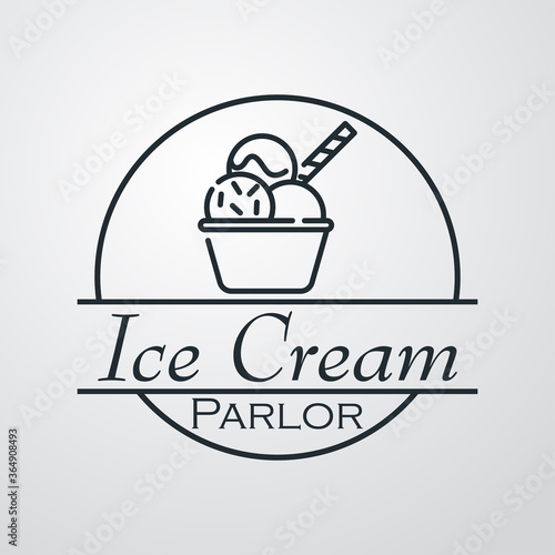 Concepto heladería. Logo lineal con texto Ice Cream Parlor en círculo con vaso con 3 bolas de helado con cobertura de toppings y galleta en fondo gris