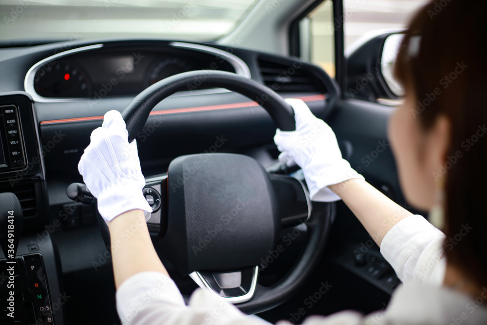 ドライブ手袋をして運転する女性