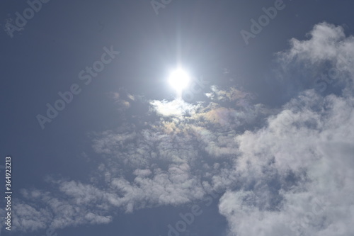 cielo azzurro, parzialmente annuvolato, sole splendente, estate, ferragosto, livertà