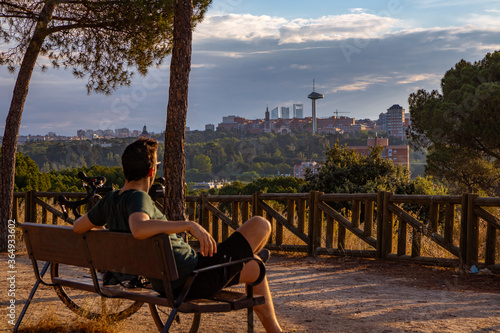 Ciclista descansa mirando el horizonte de Madrid © migcues