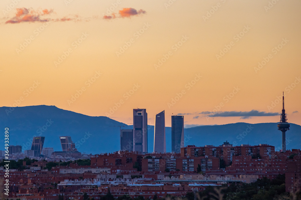 Rascacielos de Madrid al atardecer con montañas de fondo