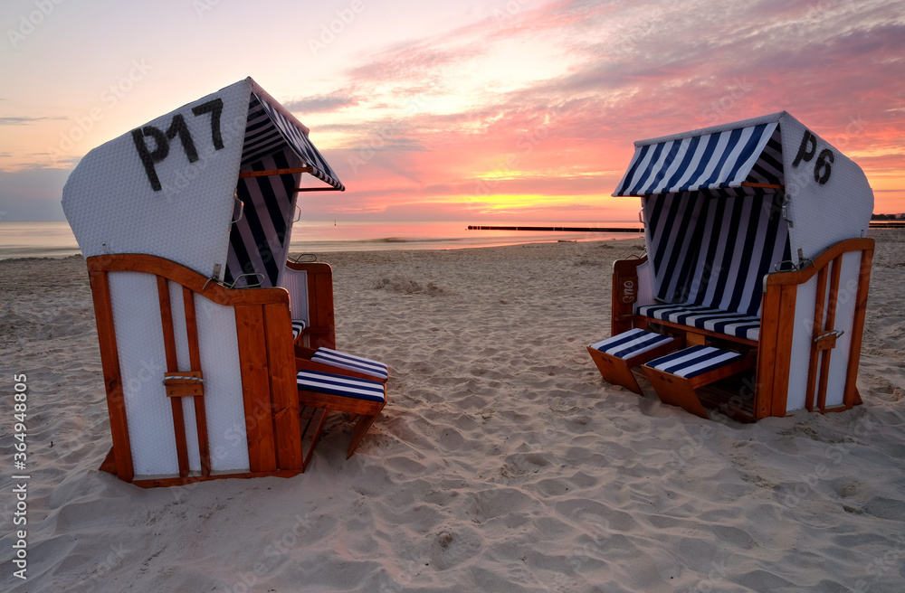 Wybrzeże Morza Bałtyckiego,wschód słońca na piaszczystej plaży w Kołobrzegu ,,Polska.