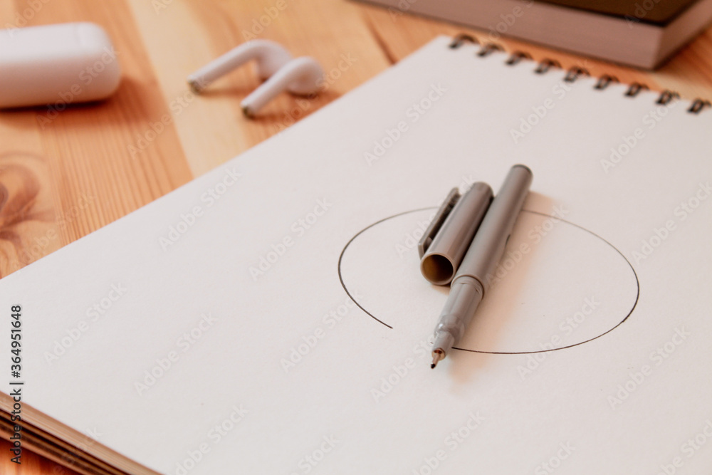 Imagen del escritorio o mesa de trabajo de un dibujante con elementos de dibujo técnico Imagen del escritorio o mesa de trabajo de un dibujante con elementos de dibujo técnico