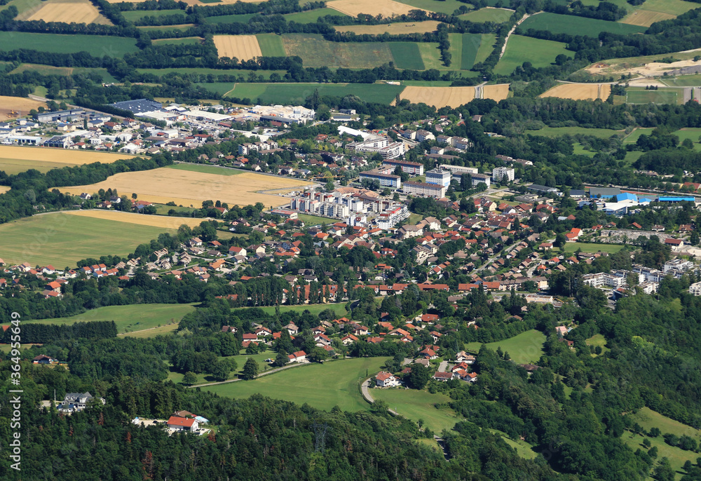 Vue aérienne d'un village Suisse près de Genève.