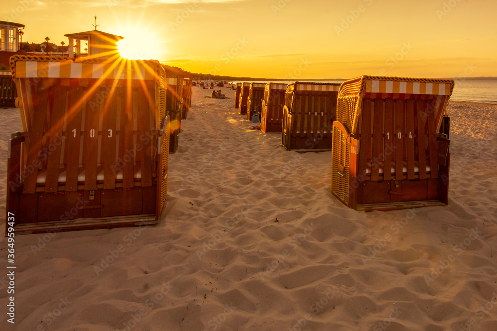 Strandkörbe am Strand von Binz im Sonnenuntergang Strandkörbe am Strand von Binz im Sonnenuntergang