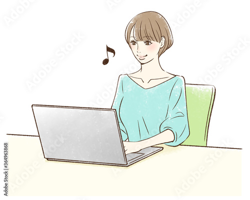 笑顔でパソコンを操作する女性