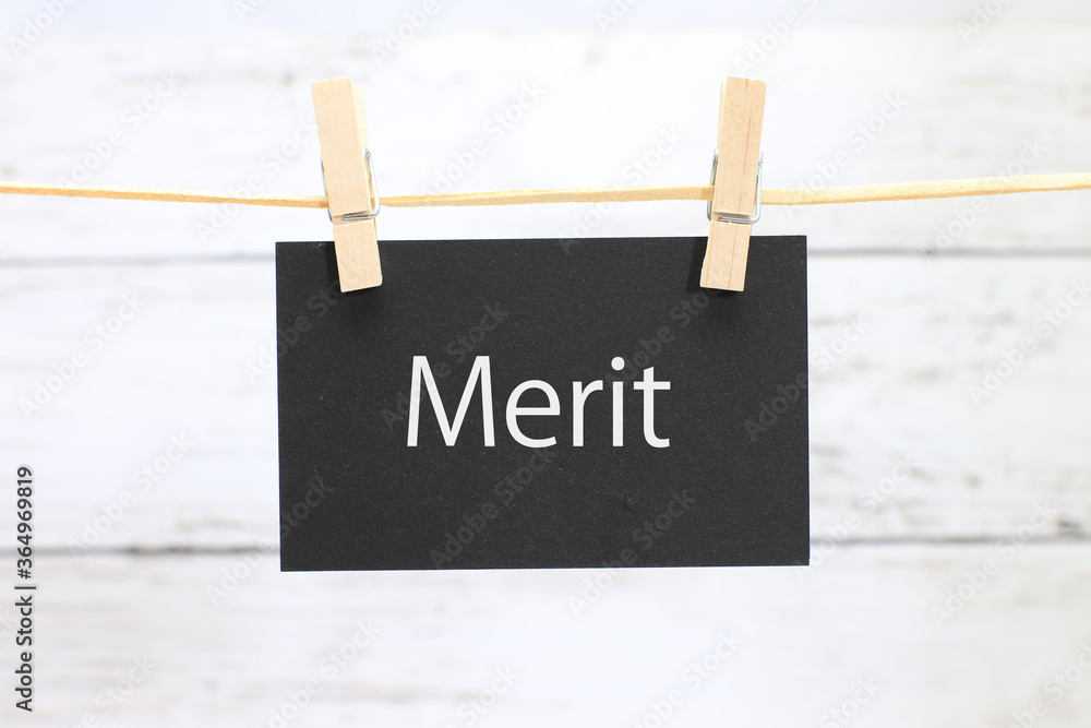 洗濯挟みに吊るされた「merit」のカード