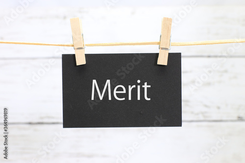 洗濯挟みに吊るされた「merit」のカード