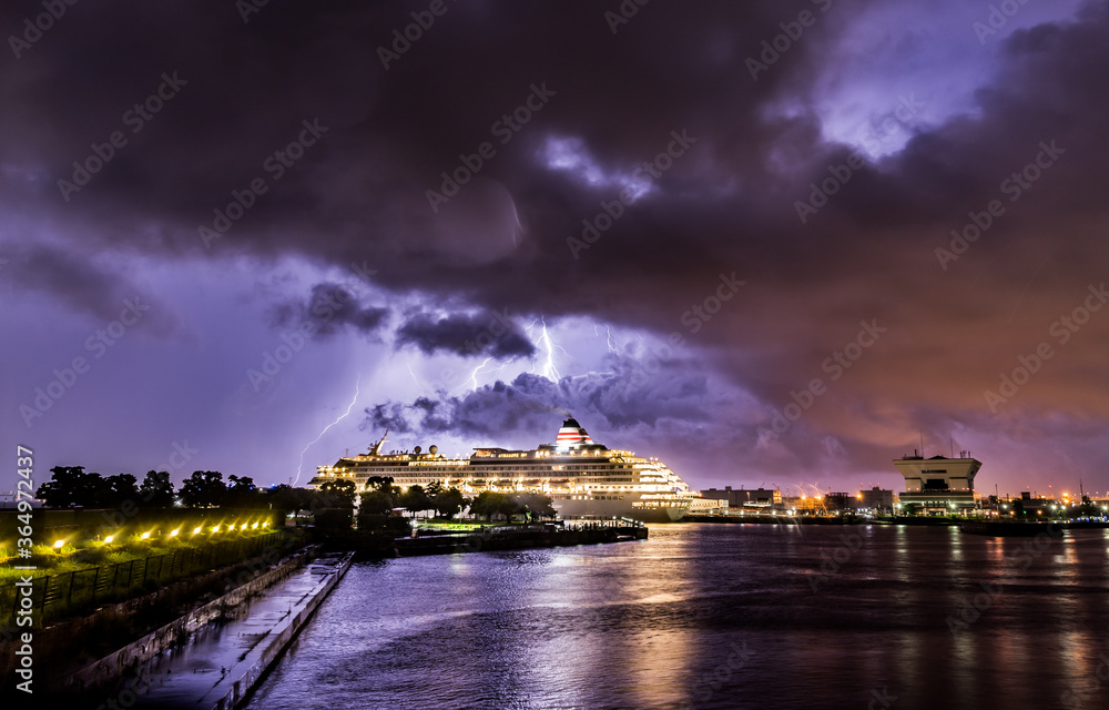 横浜港から客船と雷