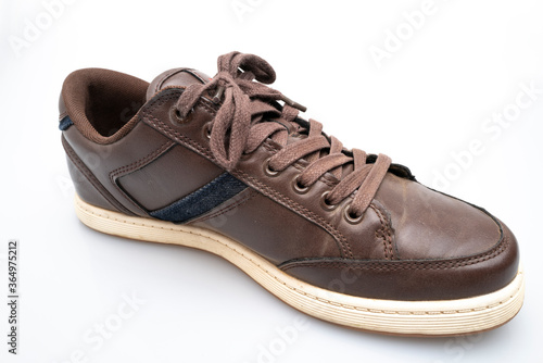 basket homme en cuir marron photo