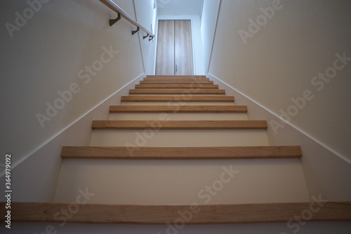 2階へ上がる急な階段 © Kohei Eguchi