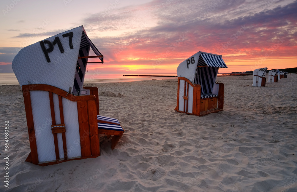Kosze plażowe na piaszczystej plaży w Kołobrzegu,Polska.