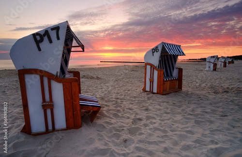 Kosze plażowe na piaszczystej plaży w Kołobrzegu,Polska.