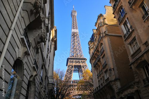 パリのエッフェル塔　Eiffel Tower seen from between the buildings © Raicho