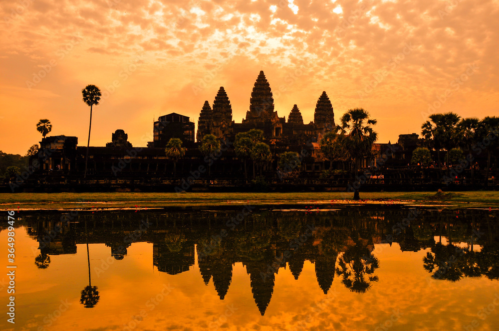 Fototapeta premium アンコールワットの朝焼け Fantastic sunrise in Angkor Wat