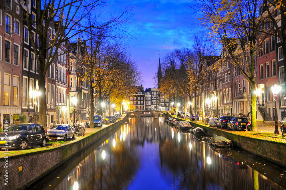Fototapeta premium アムステルダムの美しい運河 Beautiful canal landscape in Amsterdam