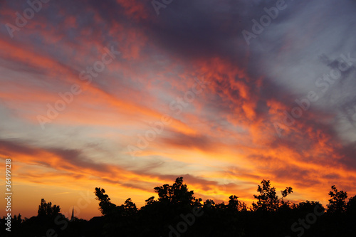 Sonnenuntergang über dem sommerlichen Hamburg, Germany