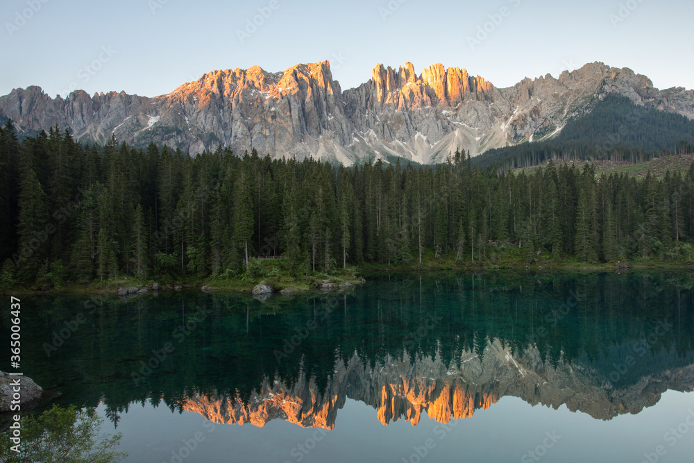 Latemargebirge mit Spiegelug im Karersee - Lago di carezza - Alpenglühen