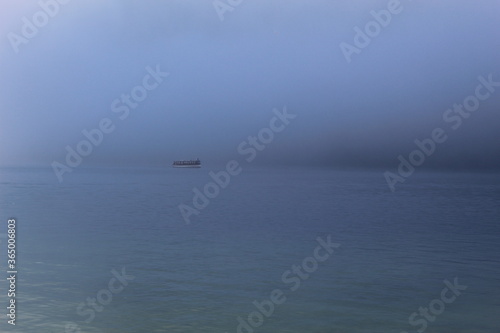 EIn Boot fährt auf dem See