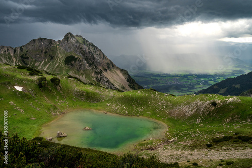 Schlechtes Wetter mit Gewitter Sturm Regen und Blitzen in den Allgäuer Alpen in der nähe von Oberstdorf Rubihorn auf dem Berg mit Bergsee gaisalpsee