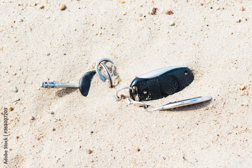 Car keys lost in the sand - obrazy, fototapety, plakaty 