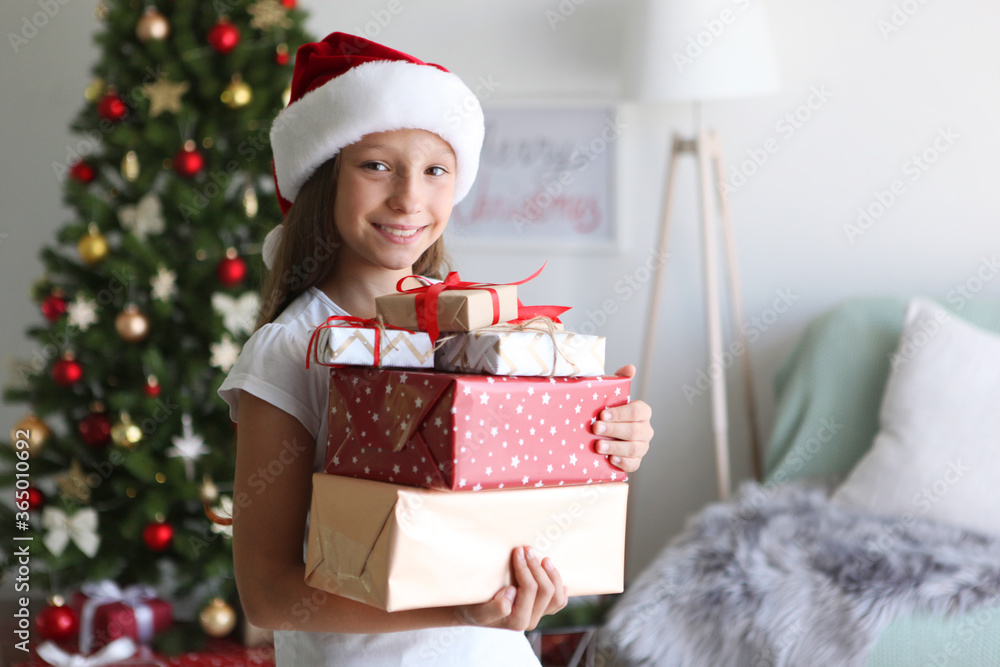 Little girl with christmas gifts in christmas interior
Little girl with christmas gifts in christmas interior