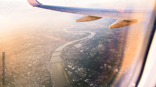 Cuadro en lienzo Vista desde una ventanilla de un avión que sobrevuela Europa durante el atardece