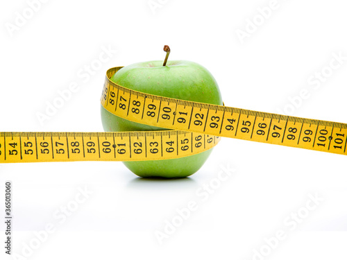 Grüner apfel mit Maßband