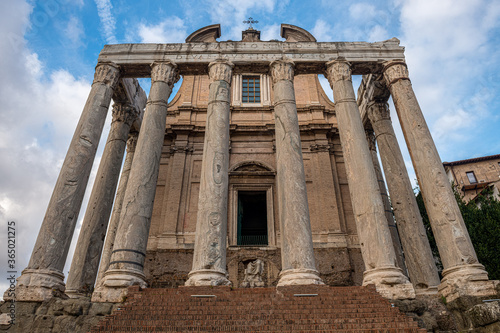 Antoninus i Faustyna fasada starożytnej świątyni (obecnie kościół św Luca) pod błękitnym niebem, Rzym, Włochy