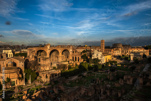 Forum Romanum oświetlone zachodzącym słońcem, piękna panorama