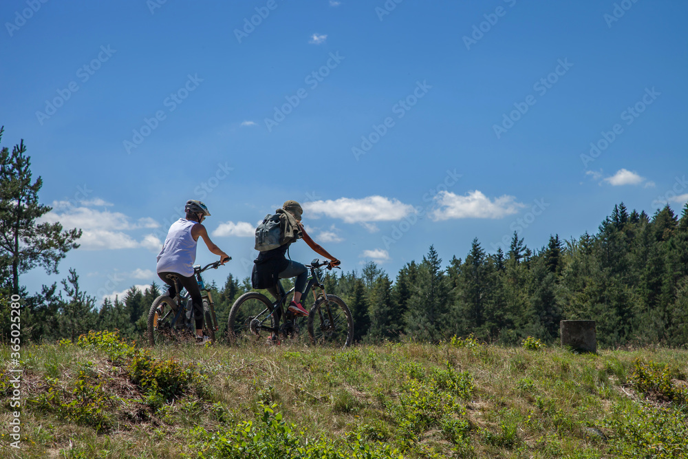 Fototapeta premium Deux cyclistes à VTT dans la nature ardéchoise