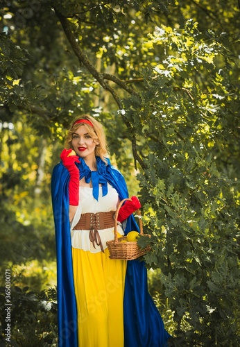 Halloween party, ideas for girls, costume snowwhite girl, cosplay for fairy tale heroes