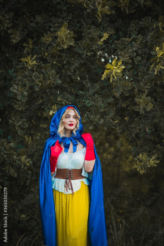 Halloween party, ideas for girls, costume snowwhite girl, cosplay for fairy tale heroes