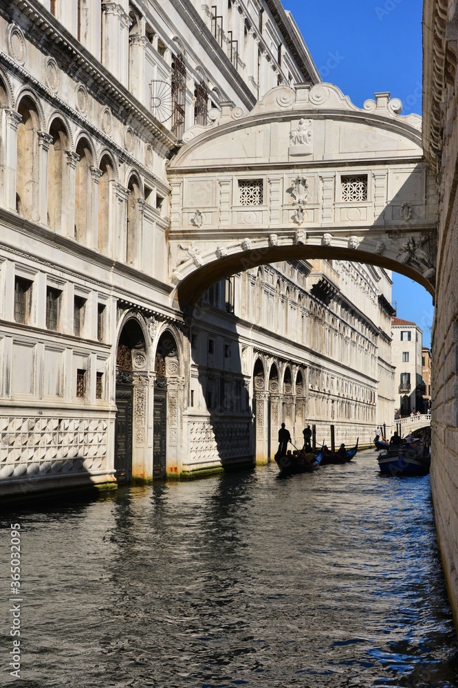 Venezia, Veneto, Italia. Una vista a bordo acqua del Palazzo Ducale e del famoso Ponte dei Sospiri.
