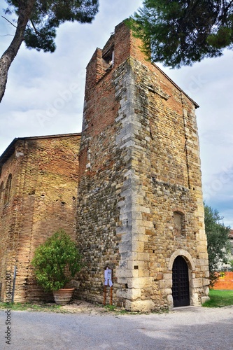 Santarcangelo di Romagna, Ravenna, Emilia-Romagna, Italia. Vista dell'antica pieve romanica di San Michele Arcangelo. photo
