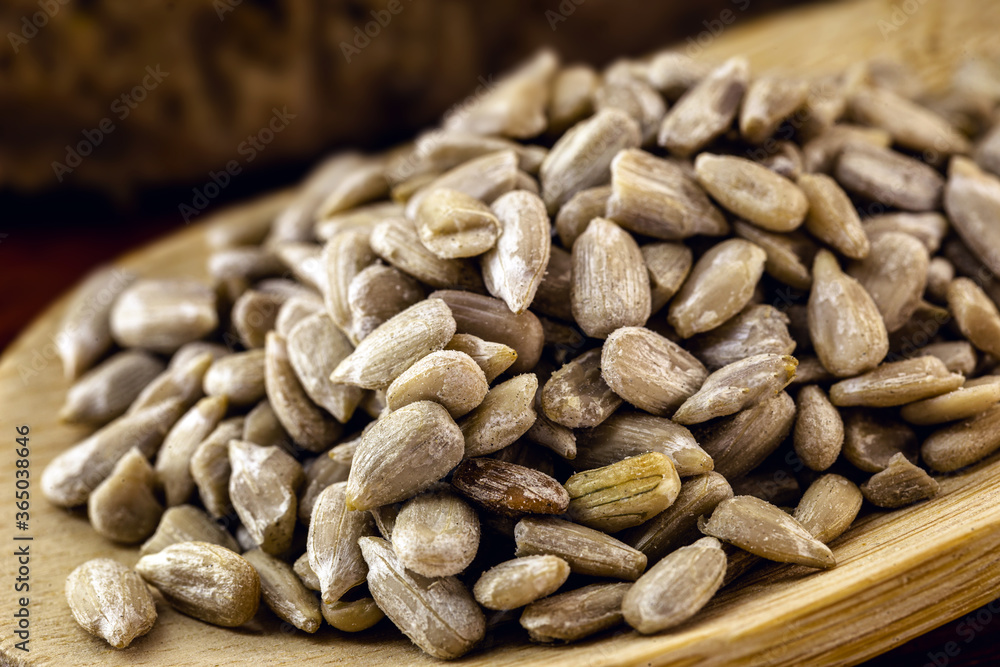 Φωτογραφία shelled sunflower seeds used as an ingredient in vegan cuisine, achenes of Helianthus annuus