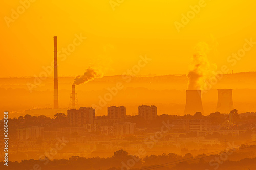 Dym nad miastem - zanieczyszczenie, pył ekologia. Poranek obłoki nad miastem