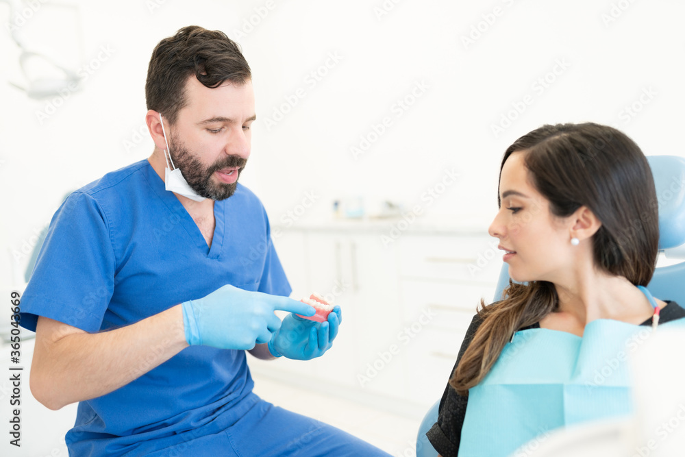 Obraz premium Dentist Explaining Patient At Clinic