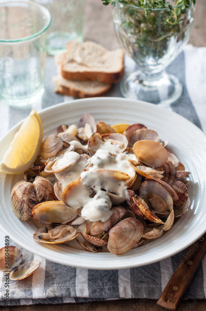 Steamed Clams or Shellfish with Cream Sauce Steamed Clams or Shellfish with Cream Sauce