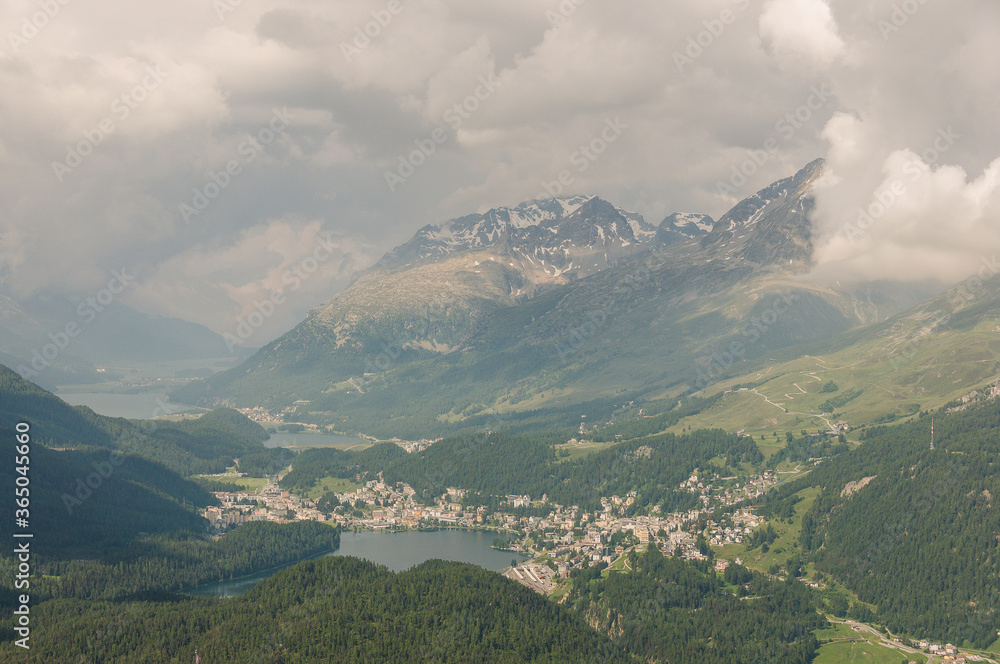 Obraz premium St. Moritz, St. Moritzerseee, Seenplatte, Muottas Muragl, Oberengadin, Alpen, Piz Julier, Corviglia, Piz Nair, Stazerwald, Stazersee, Wanderweg, Graubünden, Sommer, Schweiz