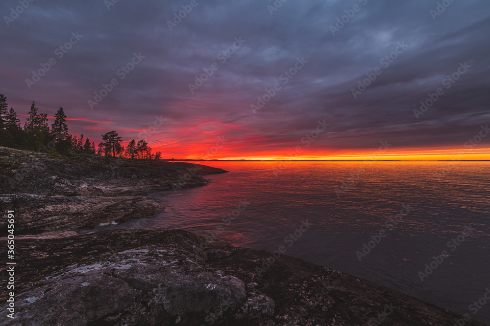 Obraz premium Colorful dramatic sunset at Ladoga Lake in Karelia, Russia.